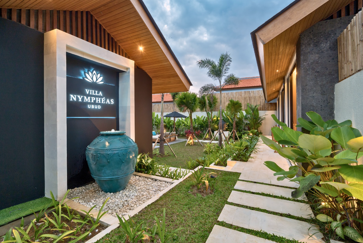 Entrée de la villa nymphéas avec Fontaine lumineuse Ubud Bali